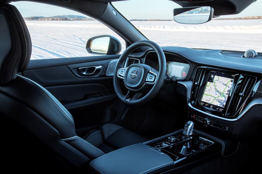 Интерьер Volvo V60 T8 R-Design 2018 года  (WW) (фото 2 из 19)